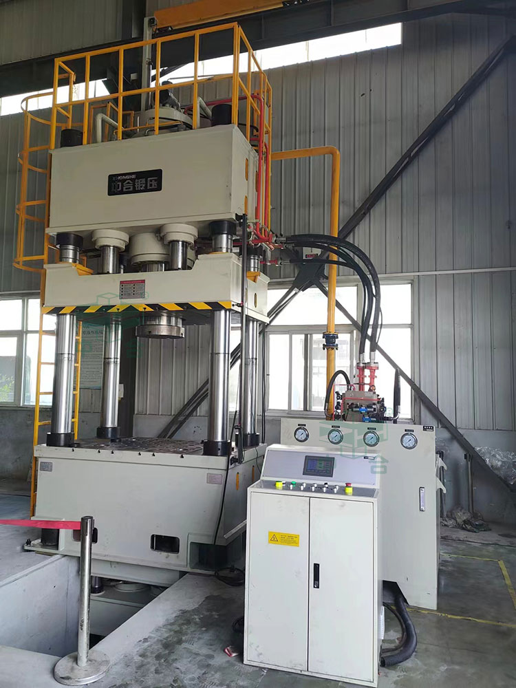 500噸封頭液壓機現場調試.jpg