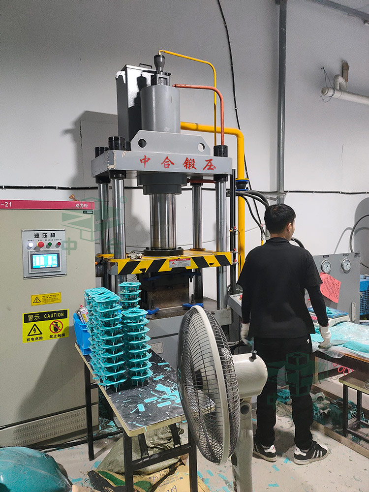 125噸三梁四柱液壓機現場.jpg