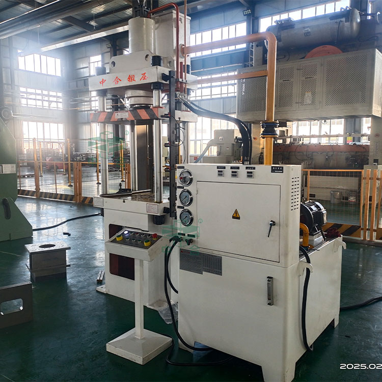 100噸四柱液壓機現場.jpg