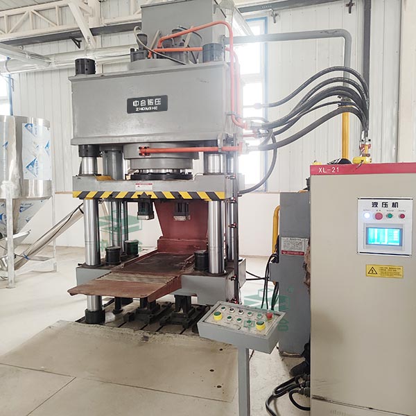 630噸牛羊舔磚液壓機.jpg